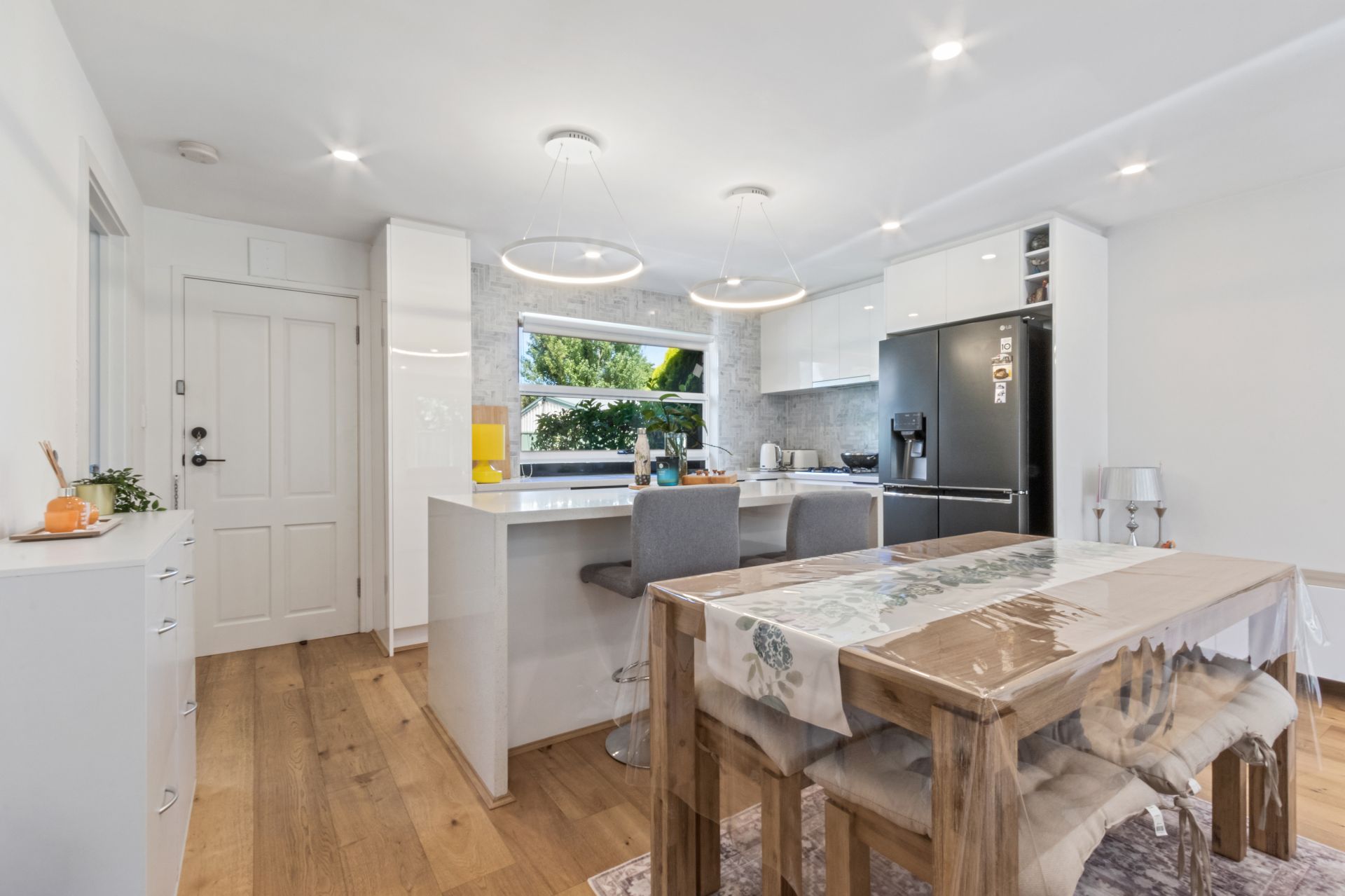 Stunning Unit in Ideal Location