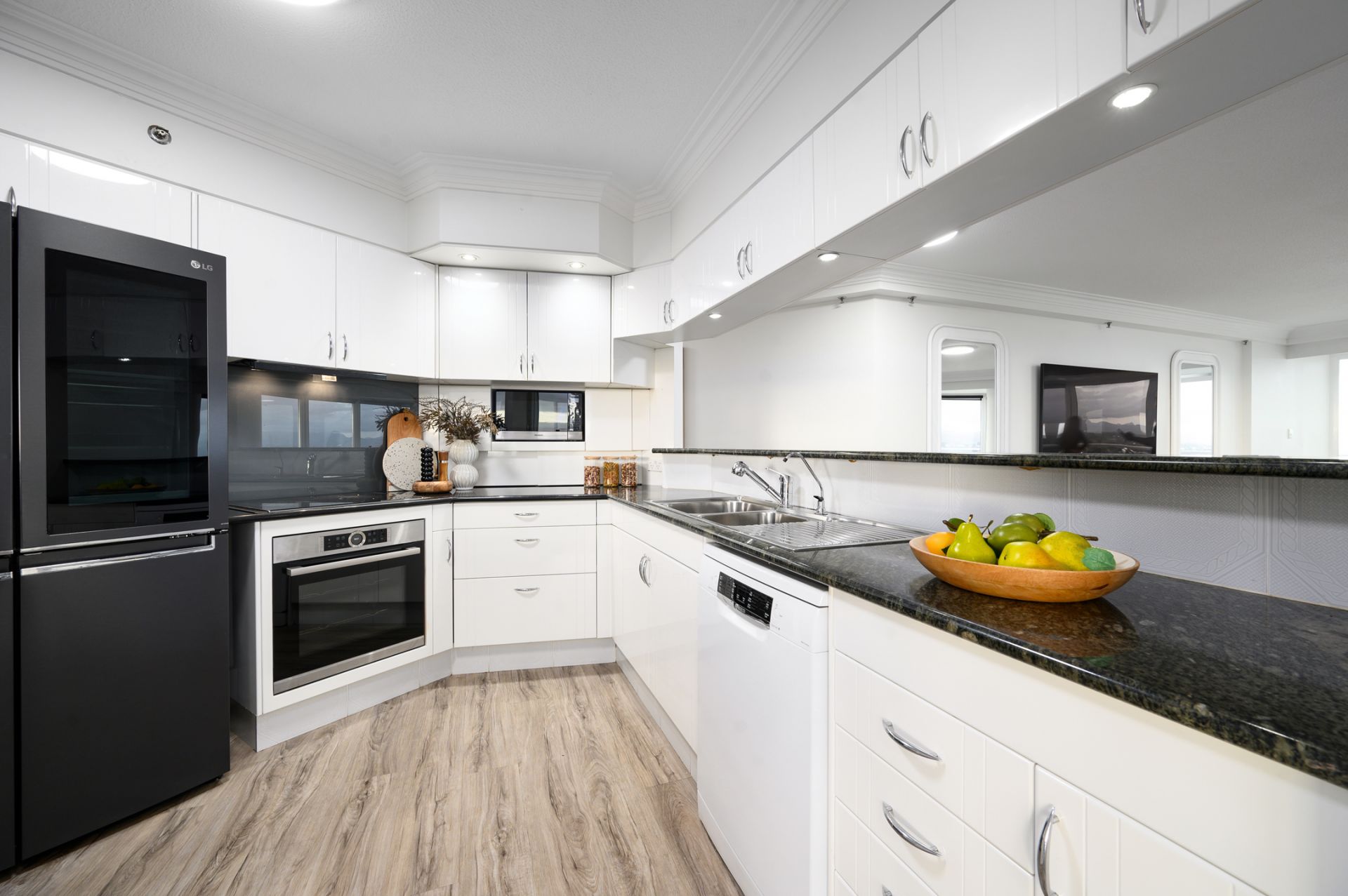 21D/5 Bayview Street, Runaway Bay - Thumbnail 6