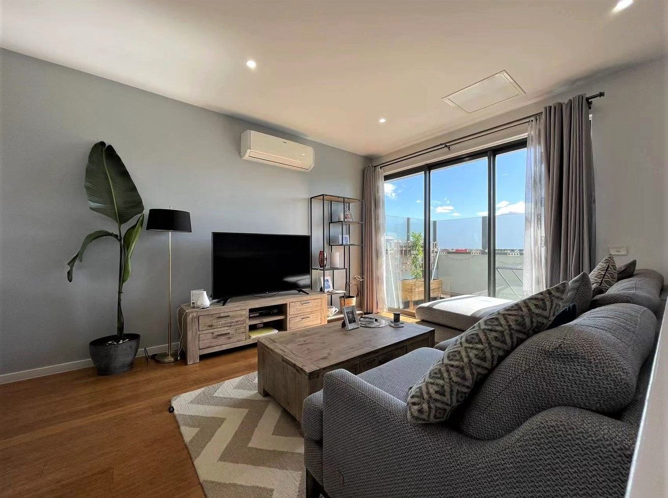 Contemporary, Modern & Stylish Over Three Levels