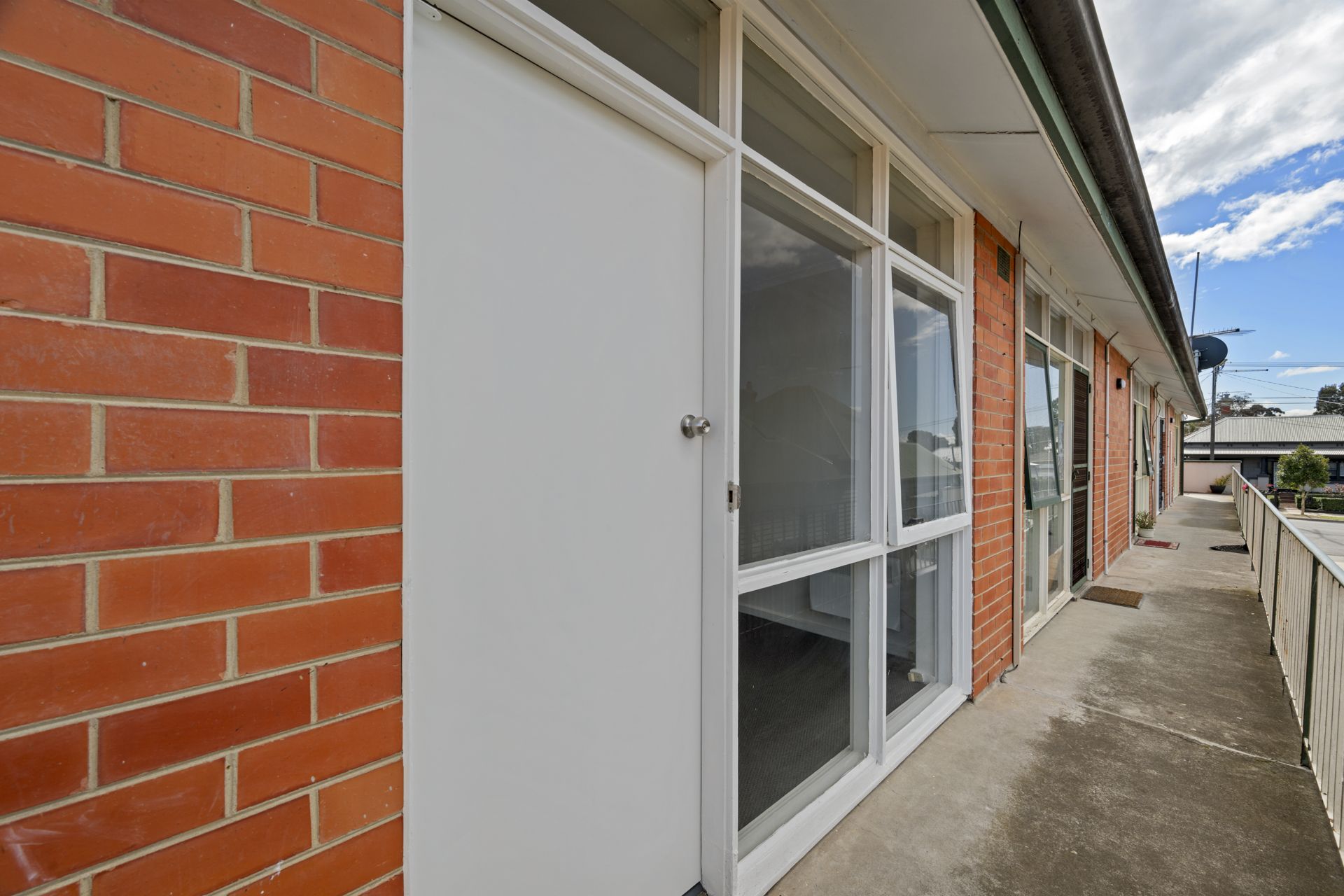 One Bedroom Fully Renovated in the Heart of Thornbury?
