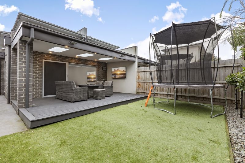 8A Burns Grove, Kingsbury