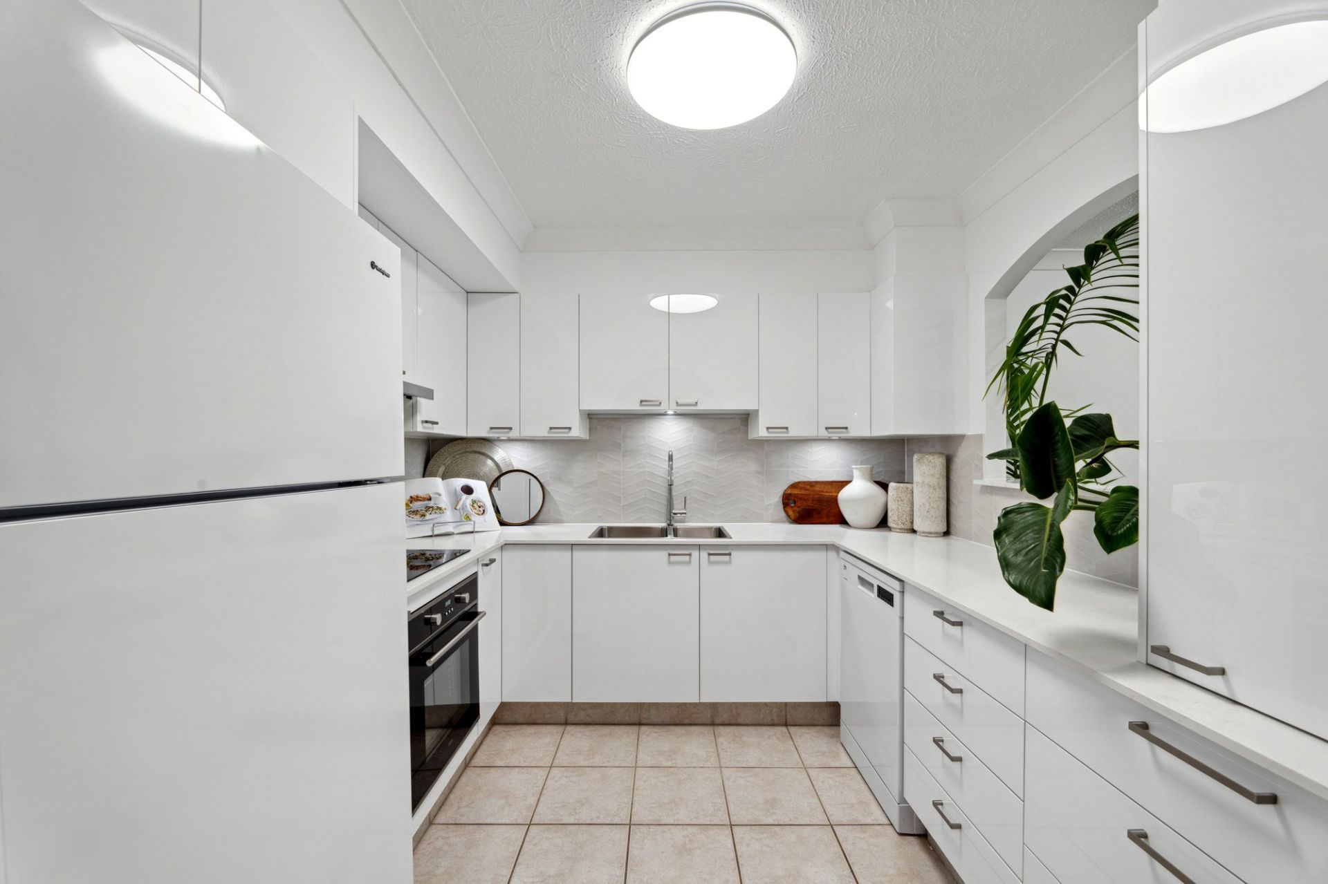 2/18 First Avenue, Broadbeach - Thumbnail 6