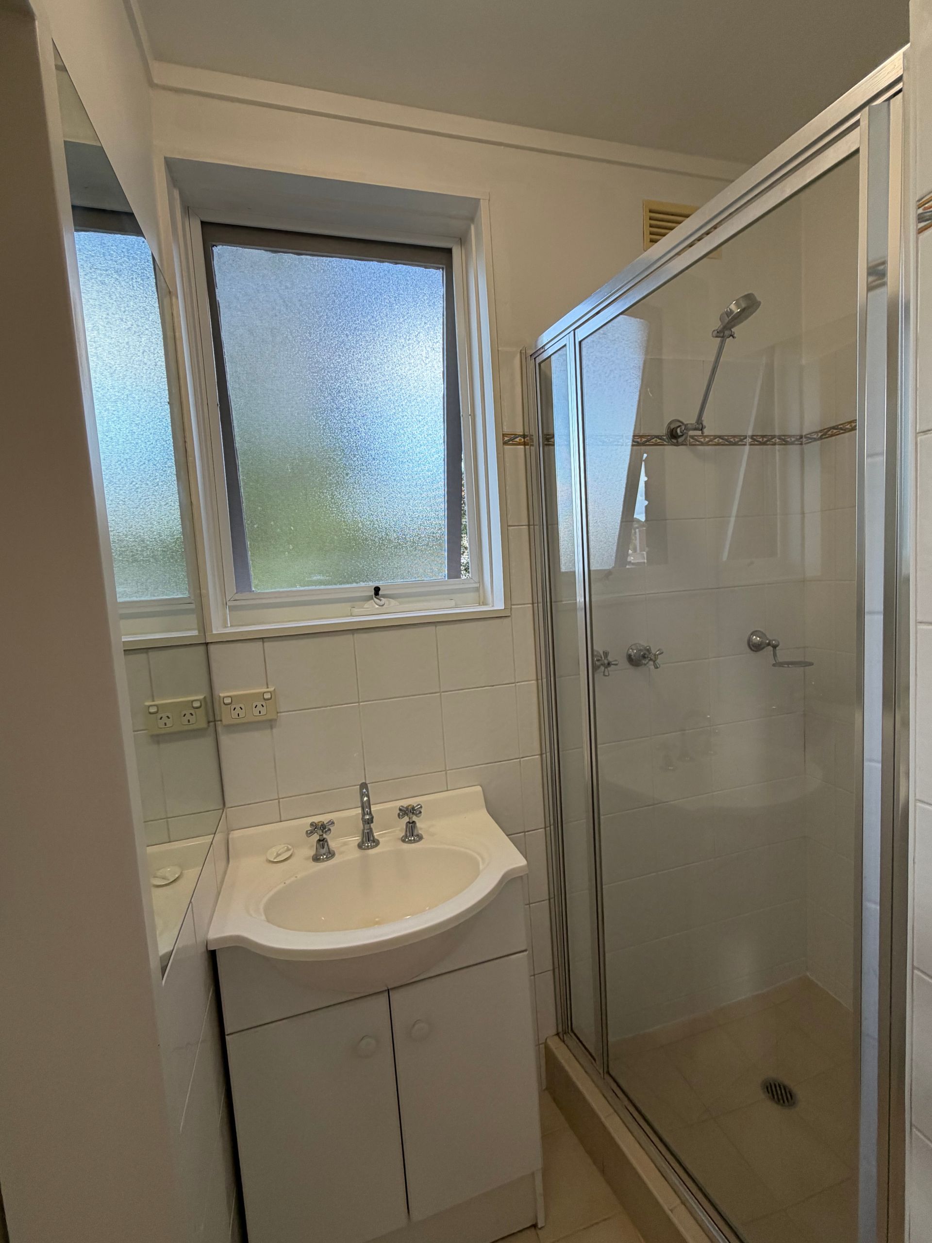 Quiet Inner-City Apartment with Secure Parking Near the CBD