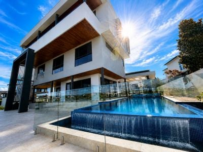 A RARE OPPORTUNITY TO LEASE ONE OF SANCTUARY COVE’ PREMIER WATERFRONT RESIDENCES