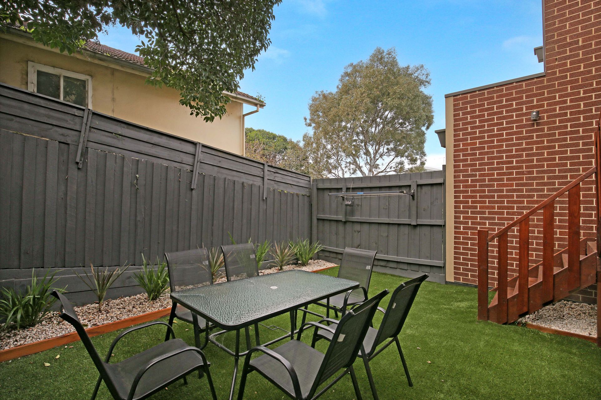 **Modern Townhouse in Great Location**