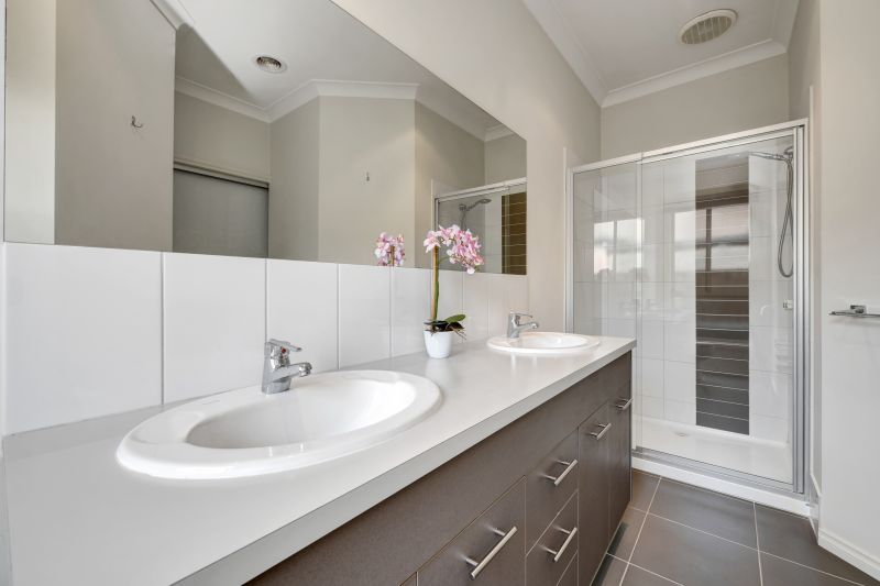 13 Jenolan Way, South Morang