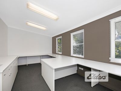 STYLISH WORKERS COTTAGE WITH 6 CARS!
