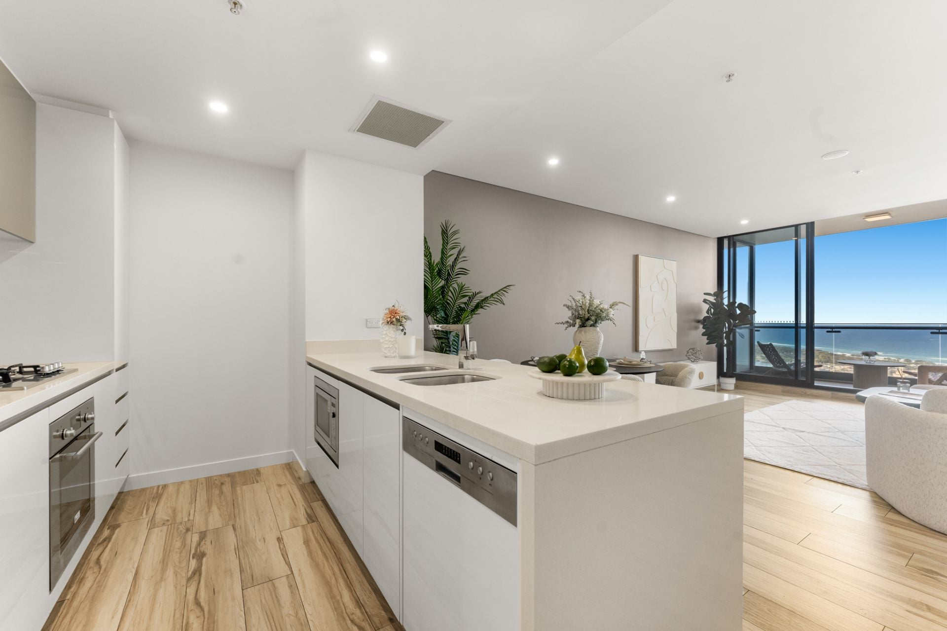 3412/2 Como Crescent, Southport - Thumbnail 4