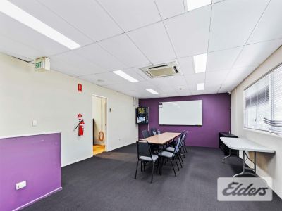 TIDY OFFICE/WAREHOUSE IN EAST BRISBANE WITH 6 CARS!