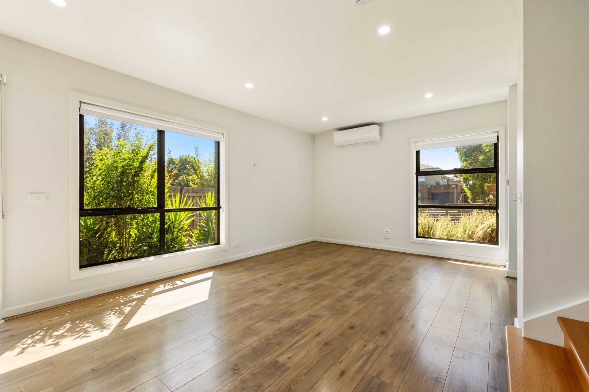 Stylish 2-Bedroom Townhouse in the Heart of Reservoir!