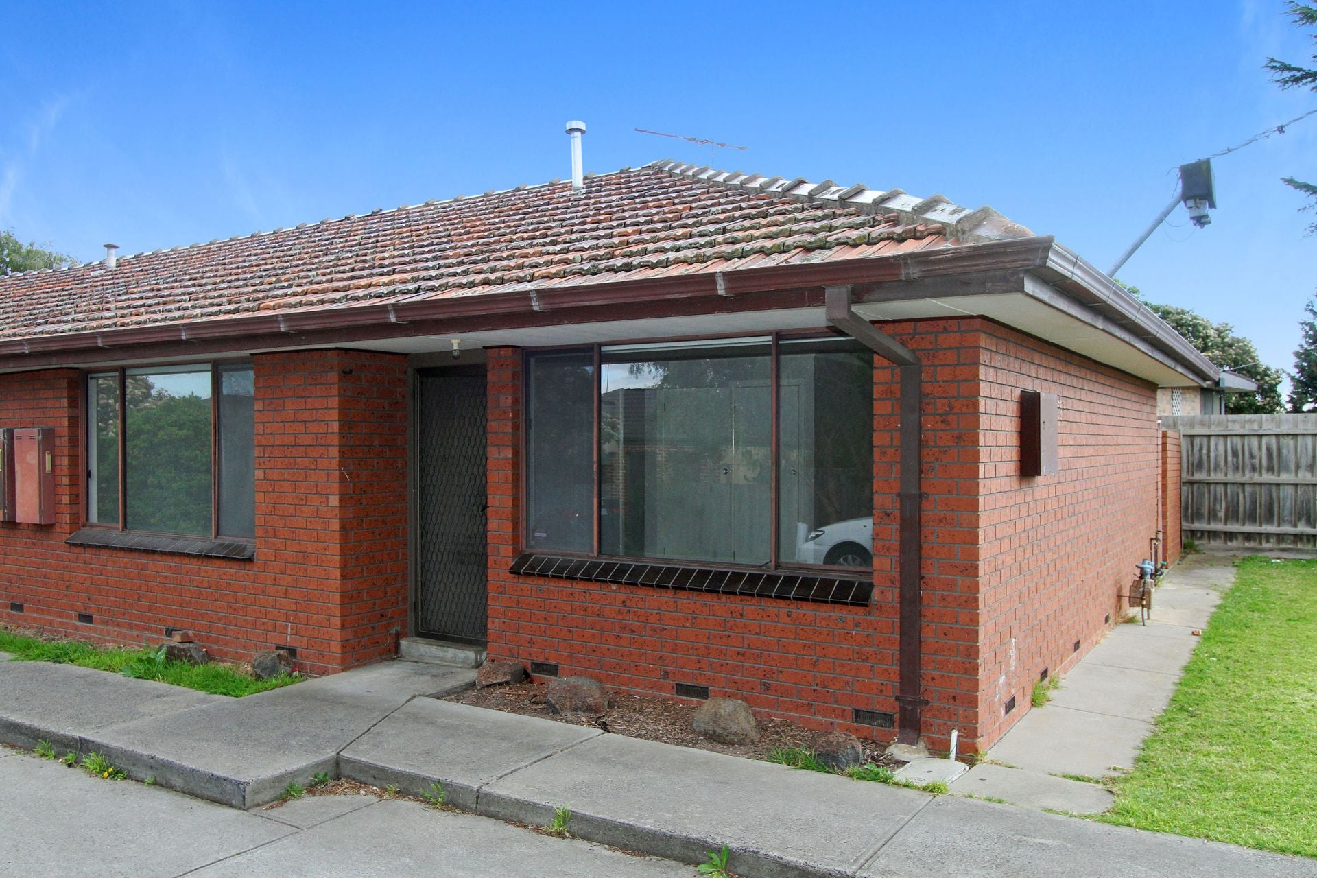 PERFECTLY LOCATED & PERFECTLY PRICED! *SHORT TERM LEASE ONLY*