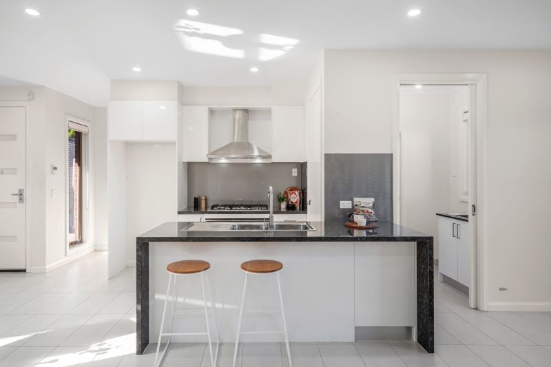 2/10 Dickens Street, Lalor