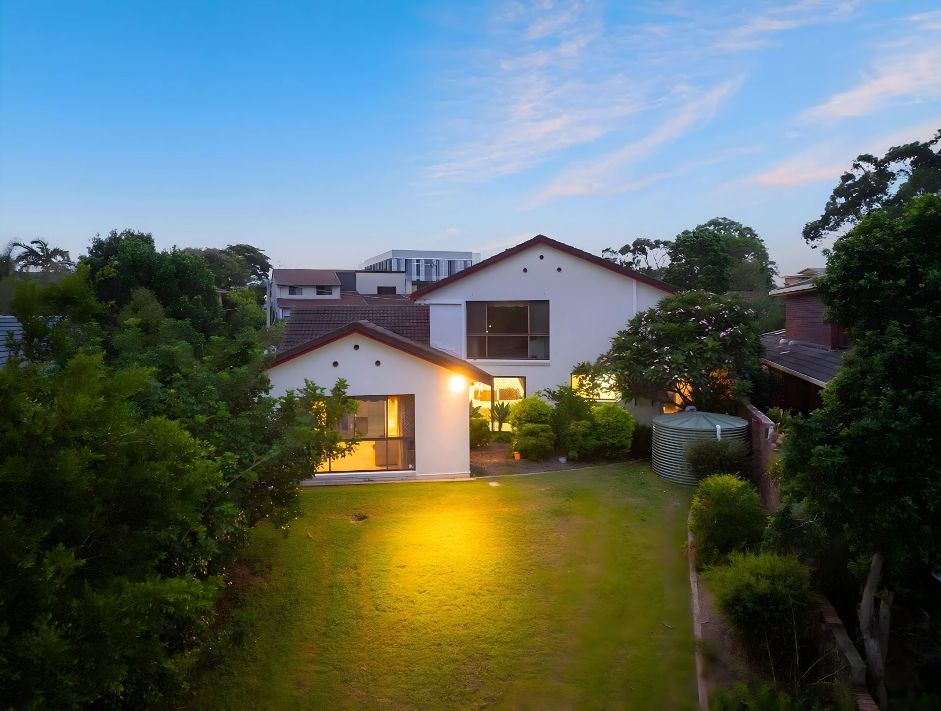 $ 2,000,000, Benowa Waters - Thumbnail 8
