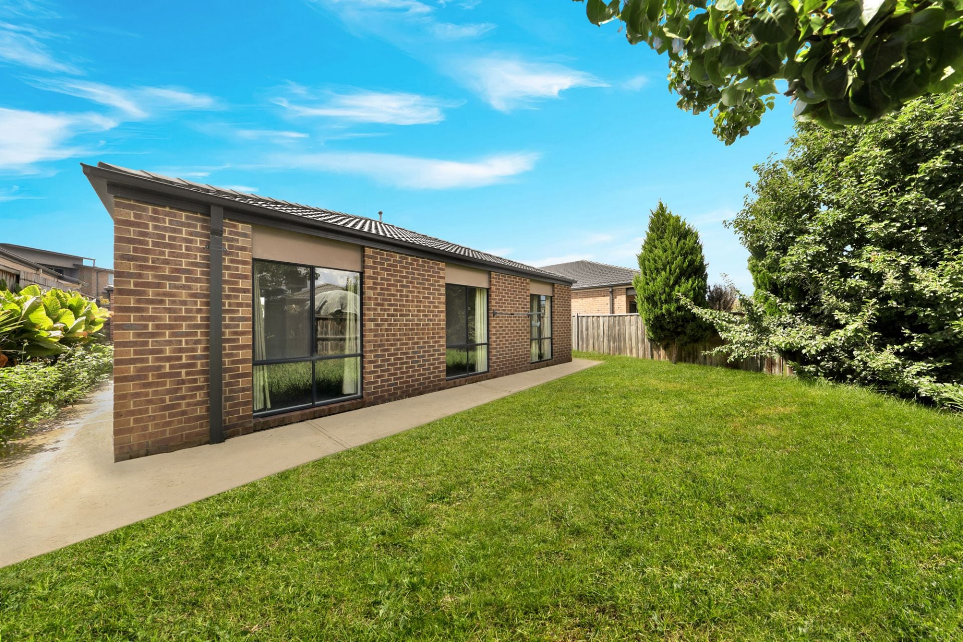 BEAUTIFULLY PRESENTED HOME!