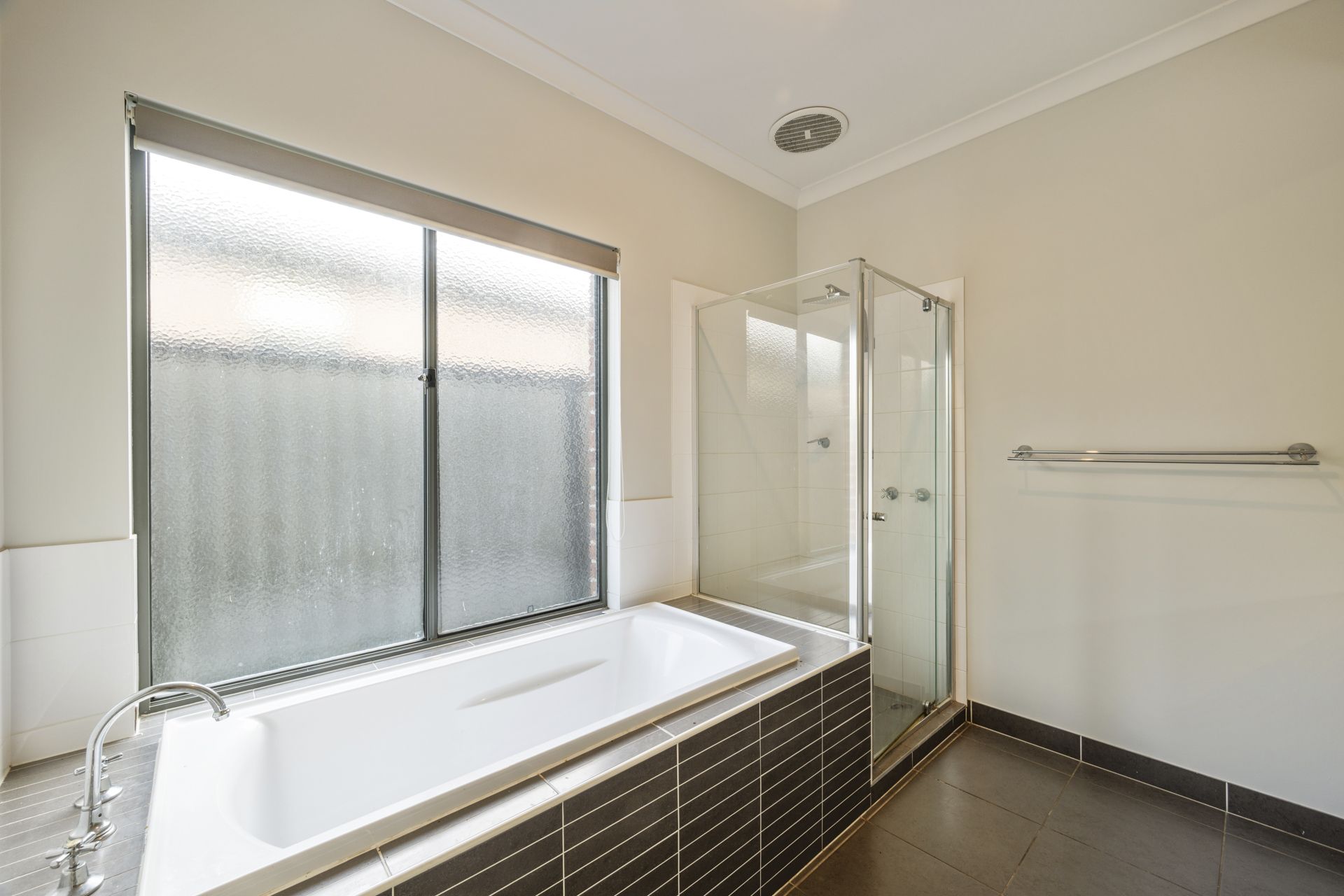 SPACIOUS HOME WITH PERGOLA, BBQ & SPA