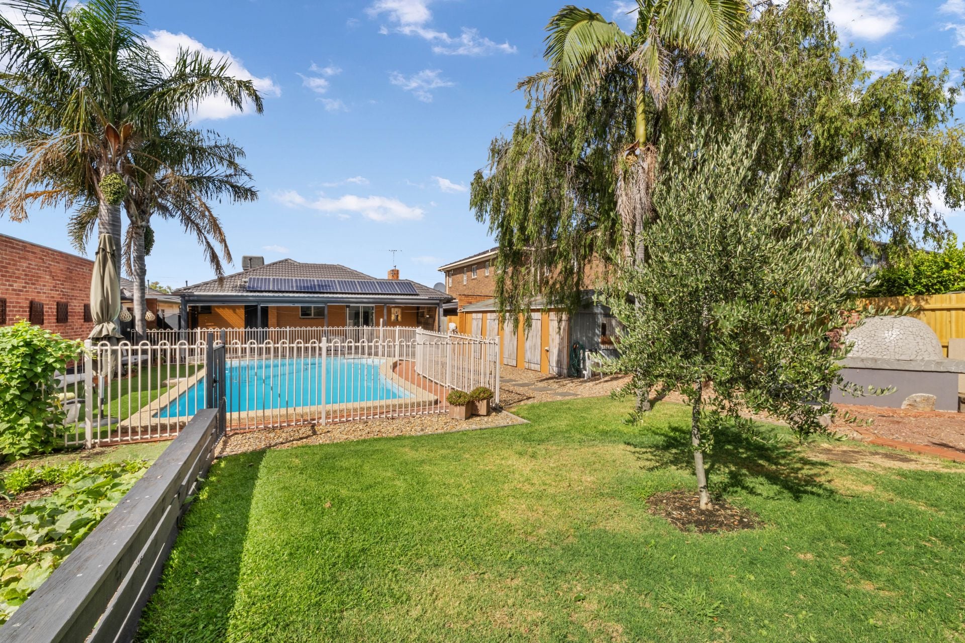 Resort Oasis Living Just Five Minutes Walk To Lalor Shops