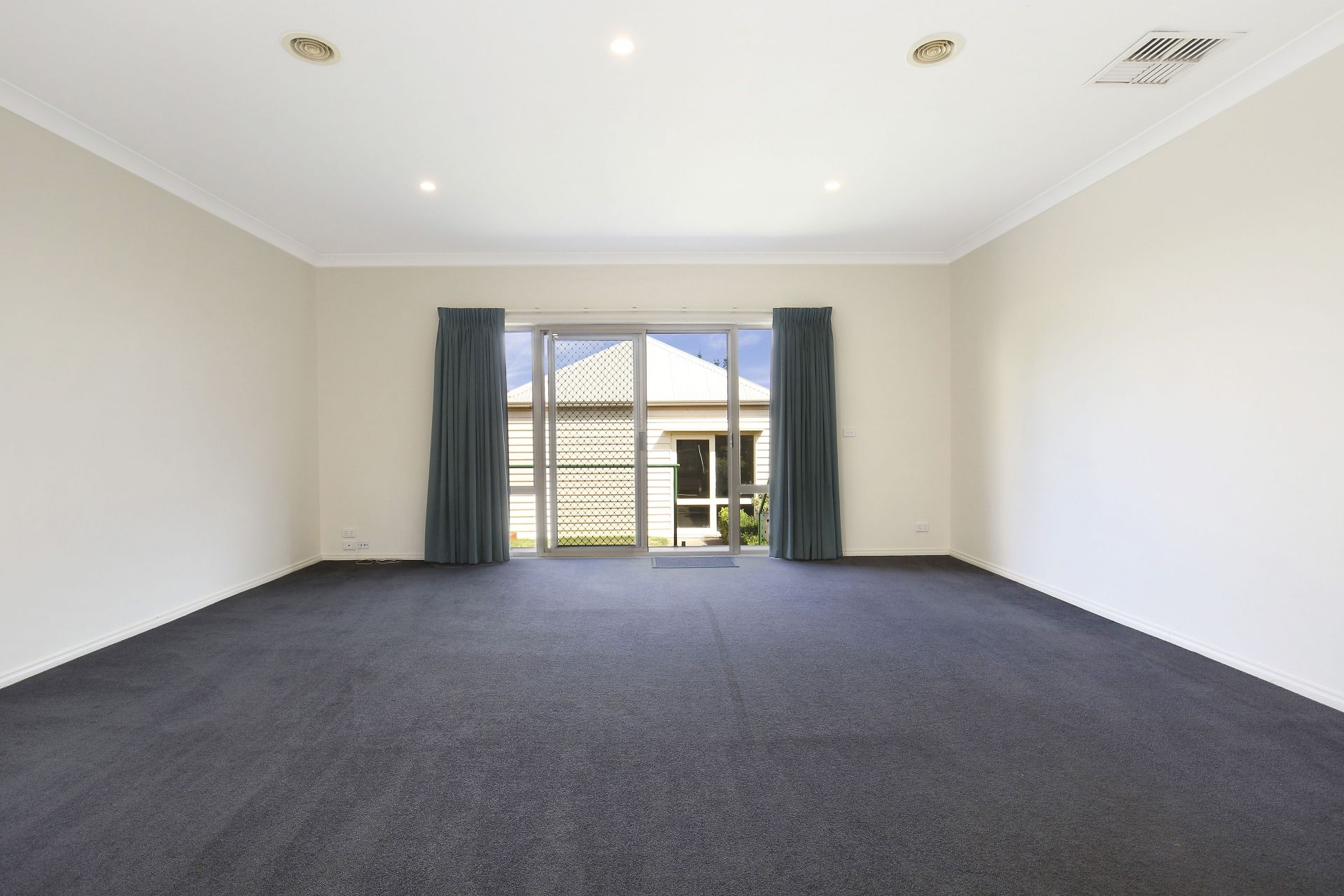 Inviting Lifestyle At Thornbury's Heart!