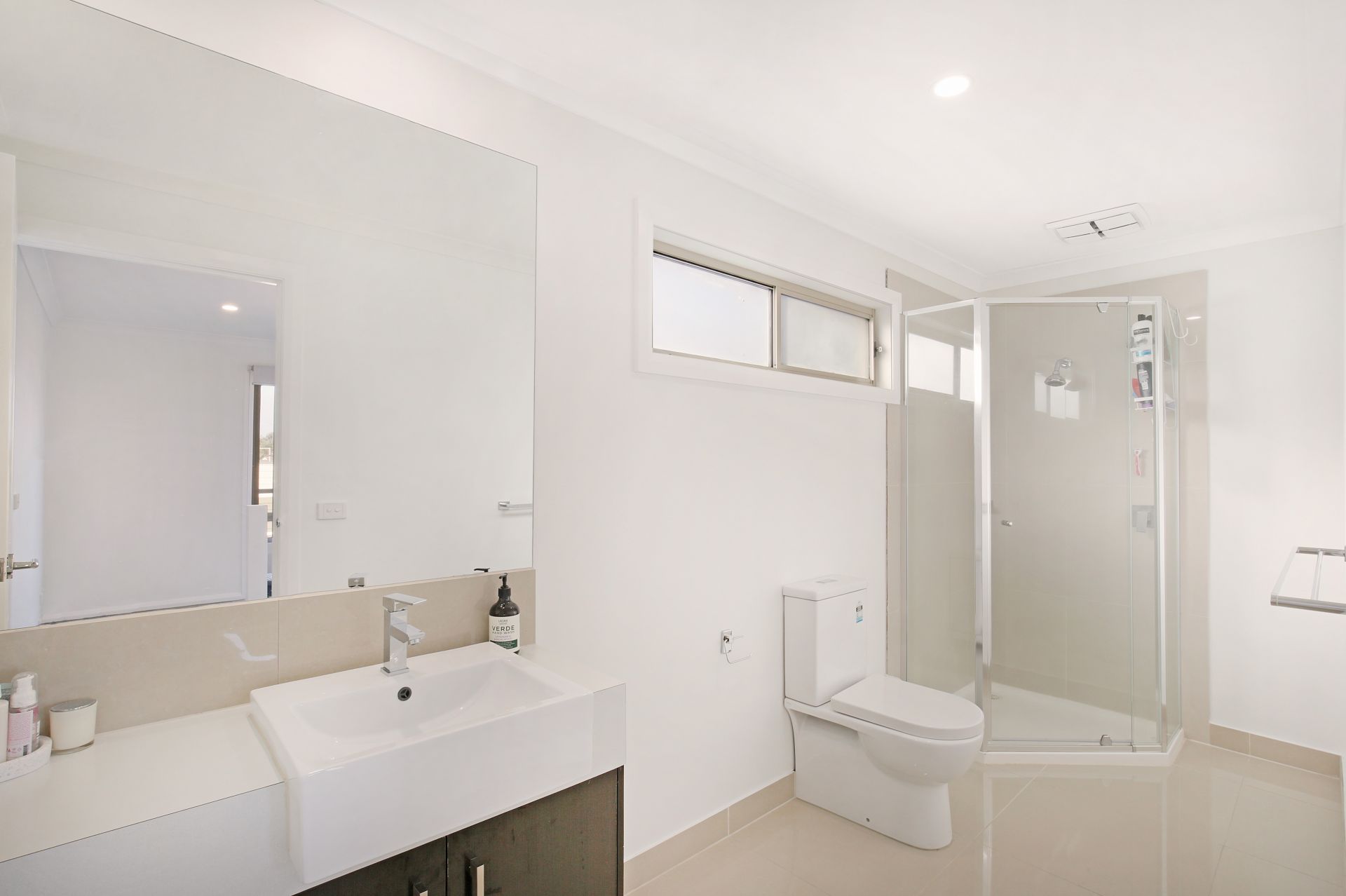 **Modern Townhouse in Great Location**