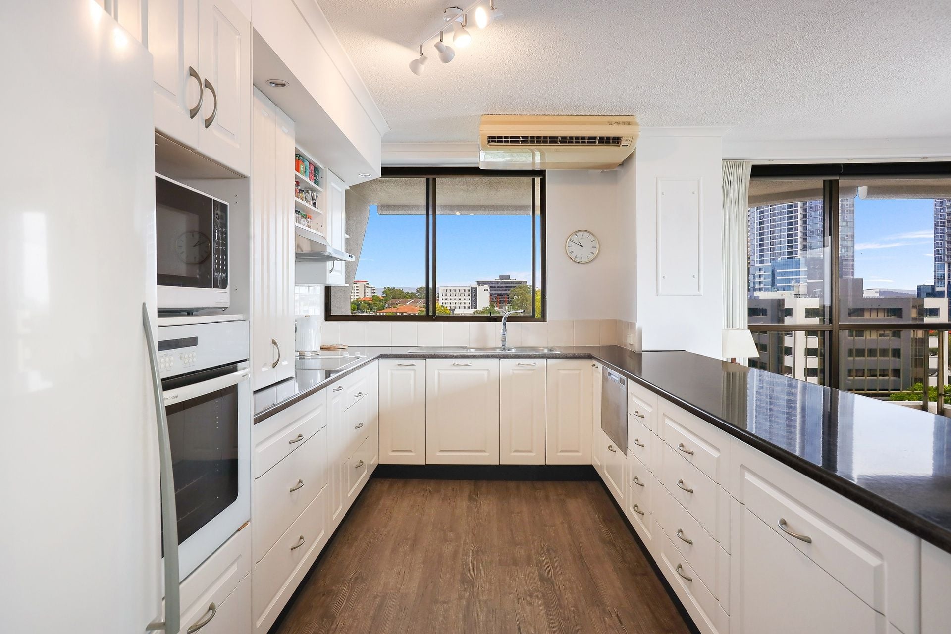 8B/10 Marine Parade Southport QLD, Southport - Thumbnail 4
