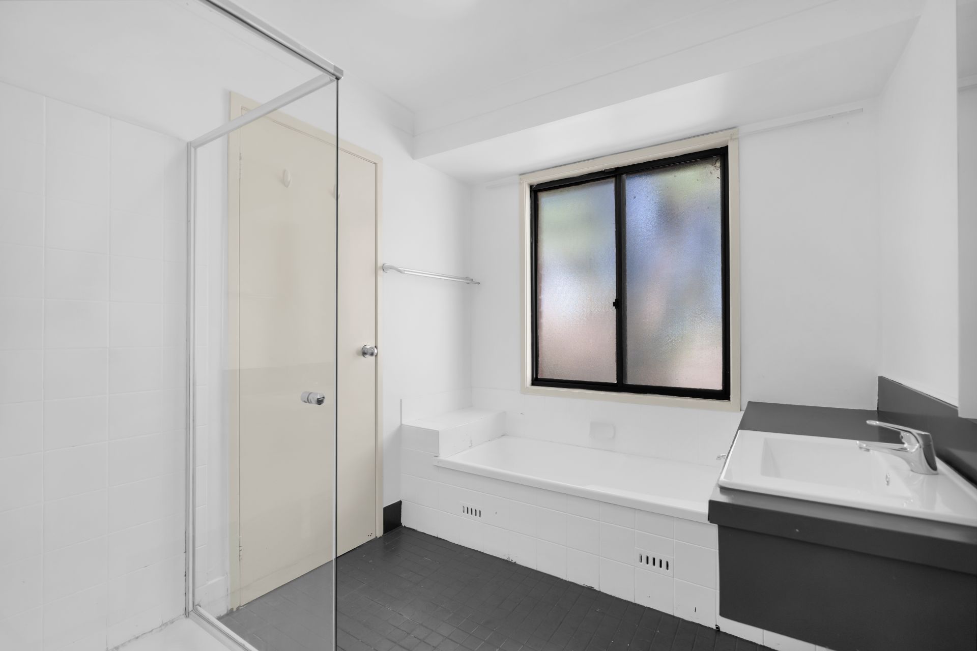 85 Crispsparkle Drive, Ambarvale, Ambarvale - Thumbnail 2