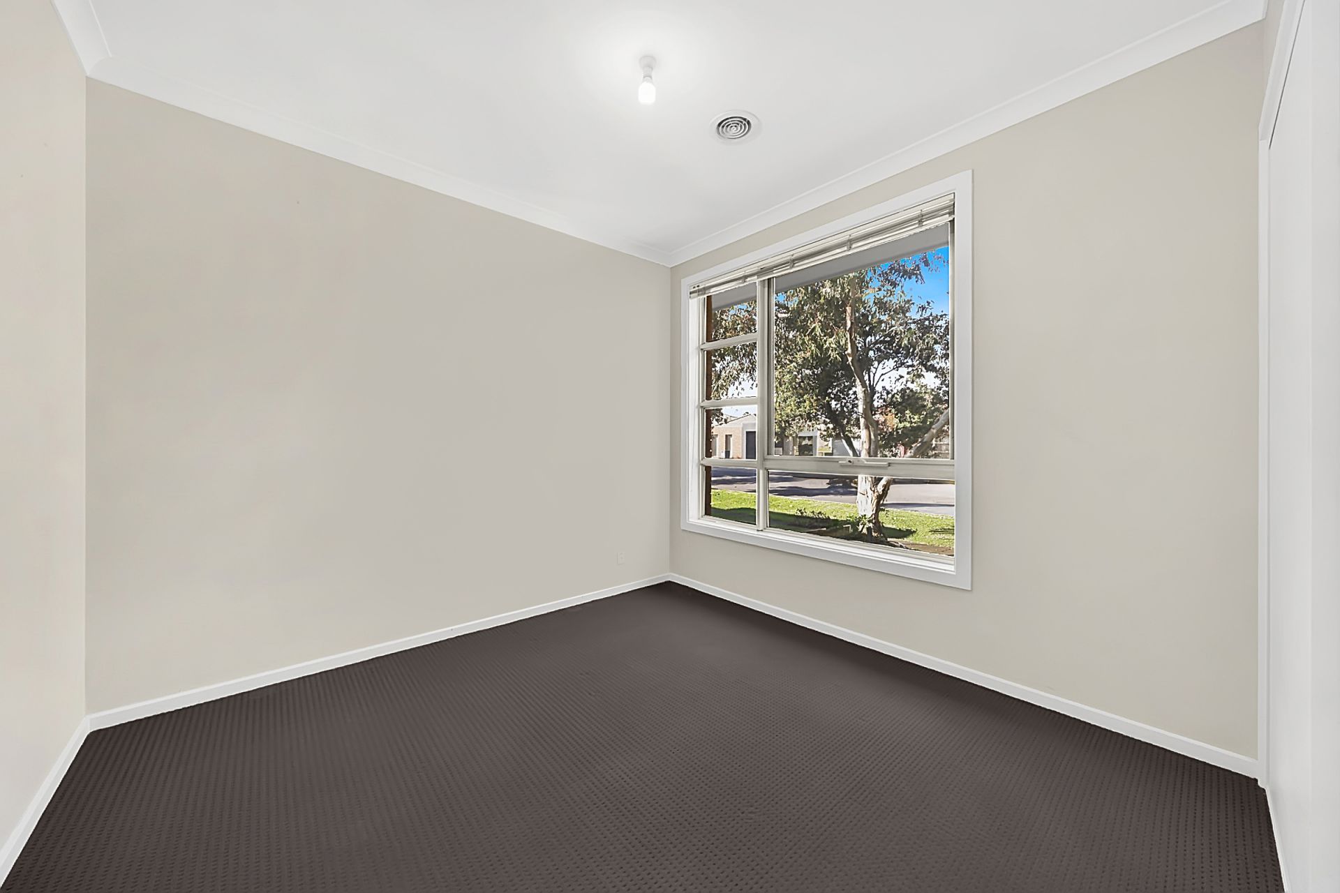 MODERN 3 BEDROOM HOME IN AURORA ESTATE..