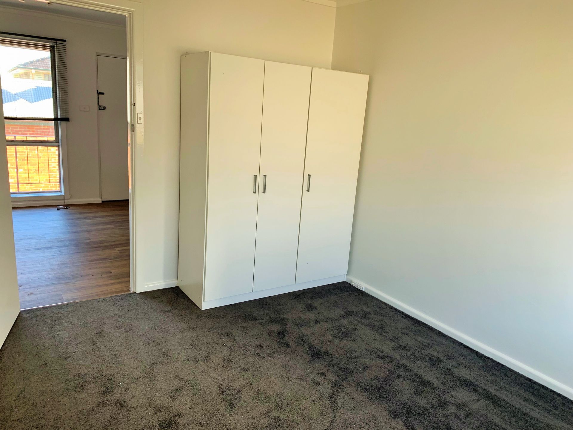 Renovated and Refreshed Apartment opposite Croxton Station