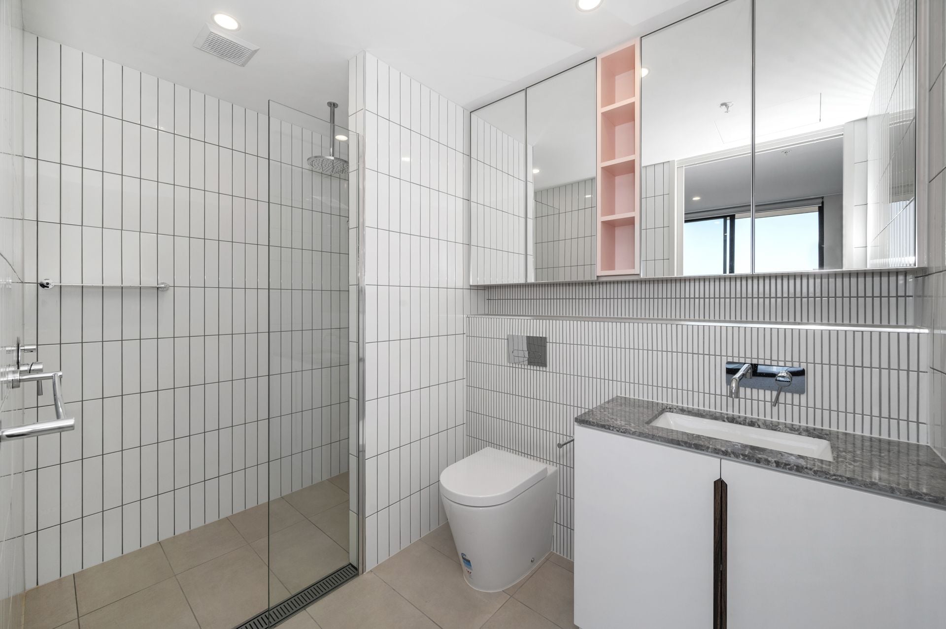 Modern apartment, convenient location!
