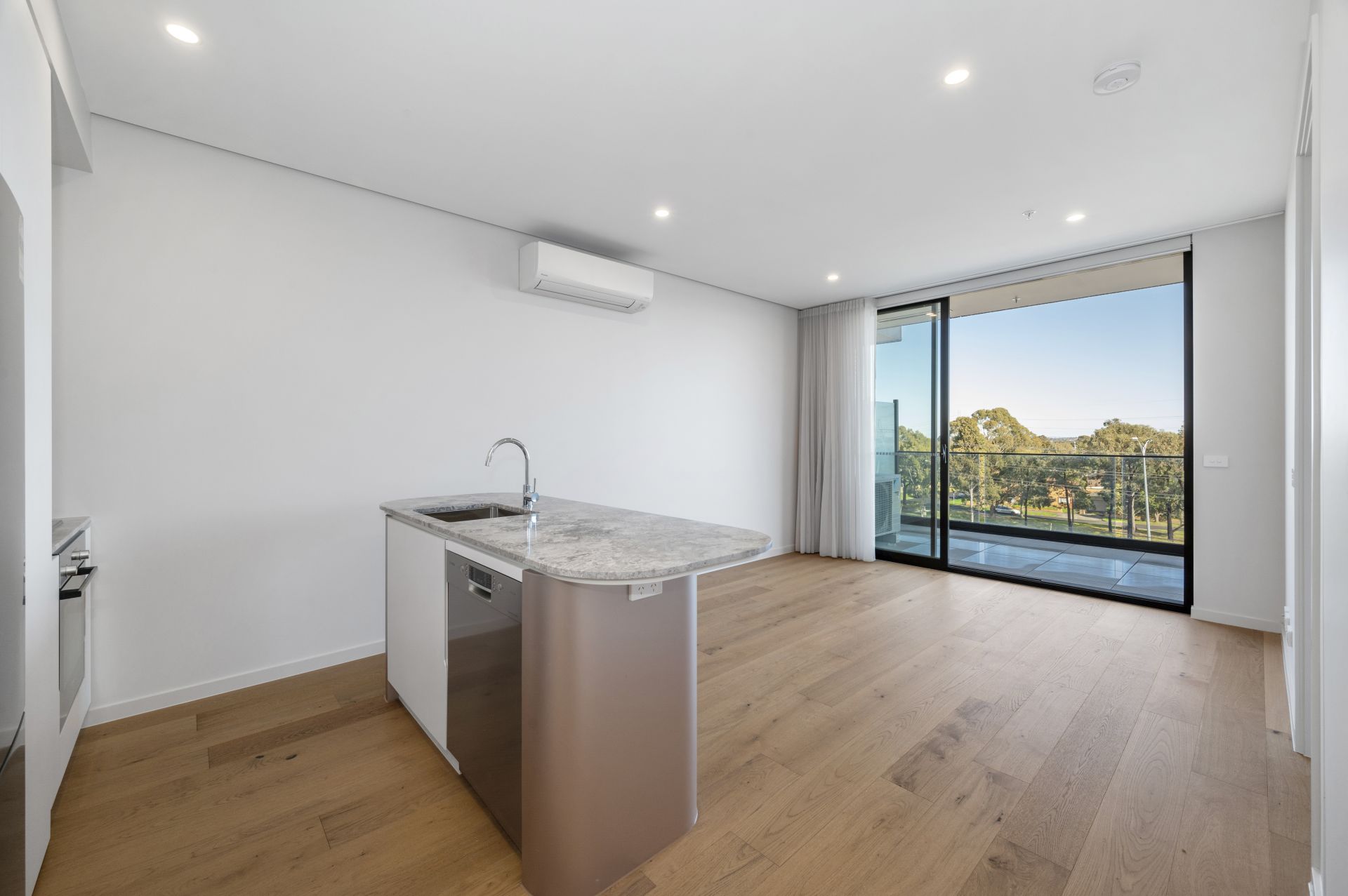 Modern apartment, convenient location!