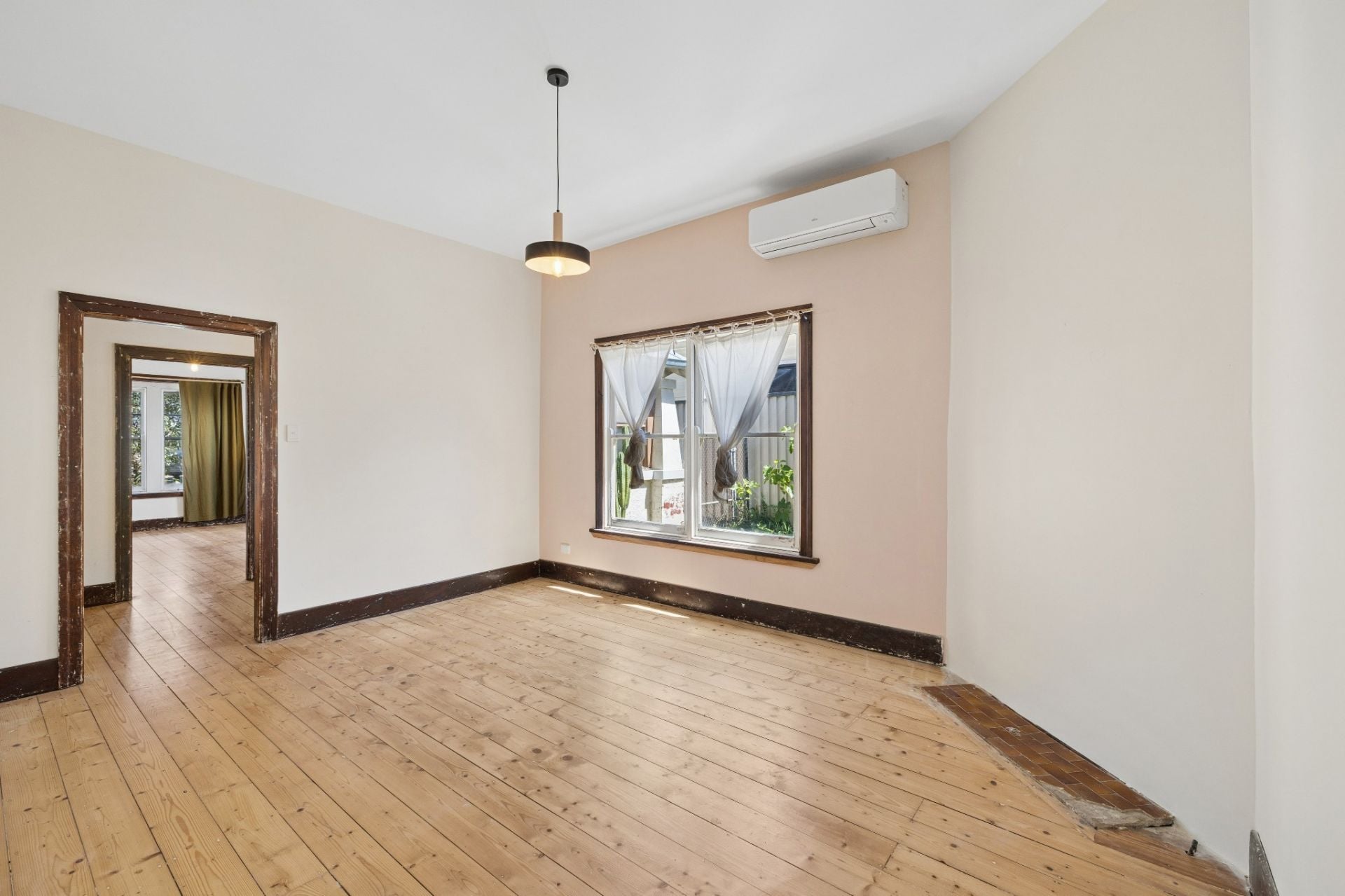Classic Charm And Garden Space Near Regent Station