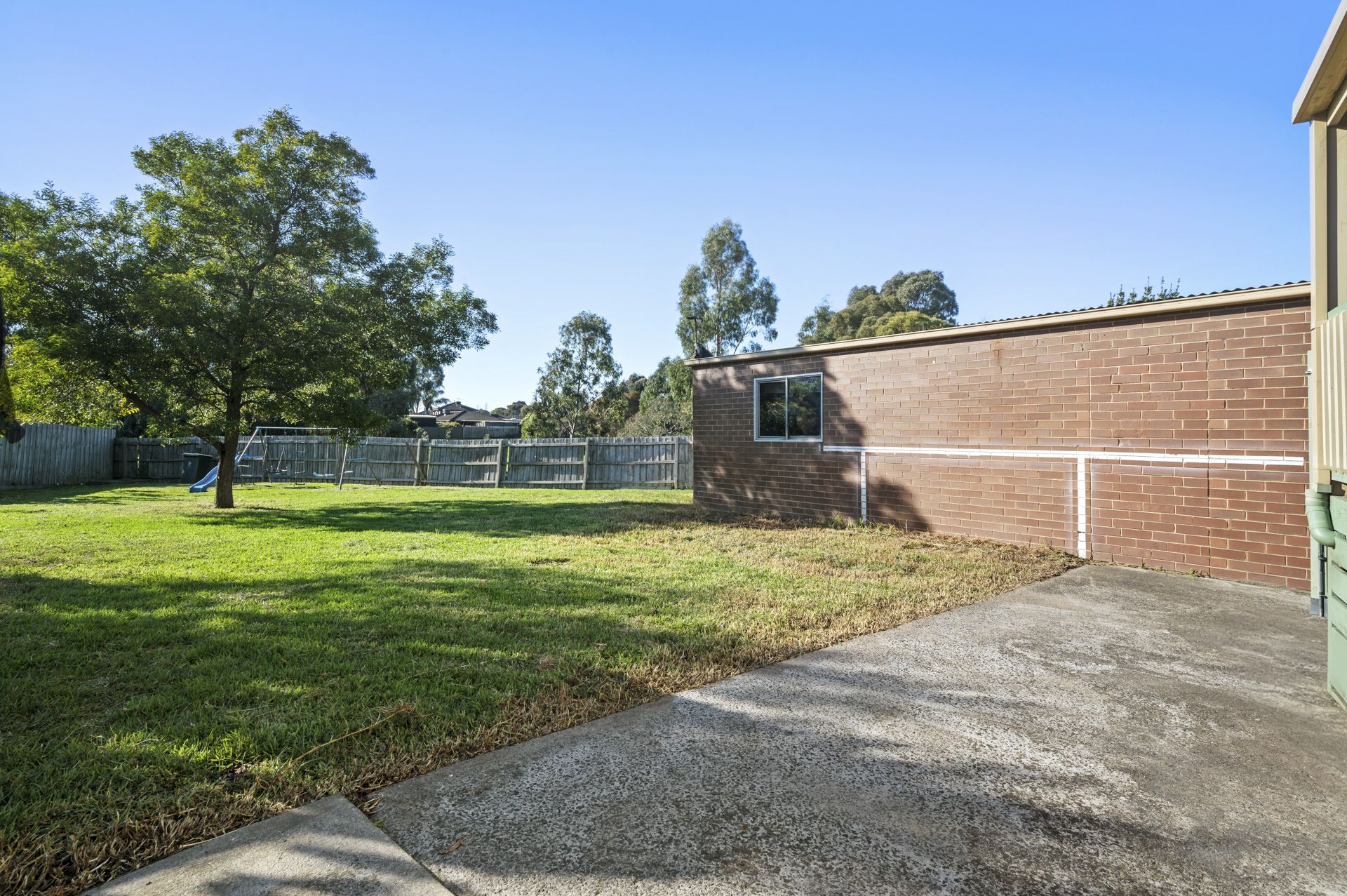 4 BEDROOM FAMILY HOME - HUGE LAND APROX 872 m2