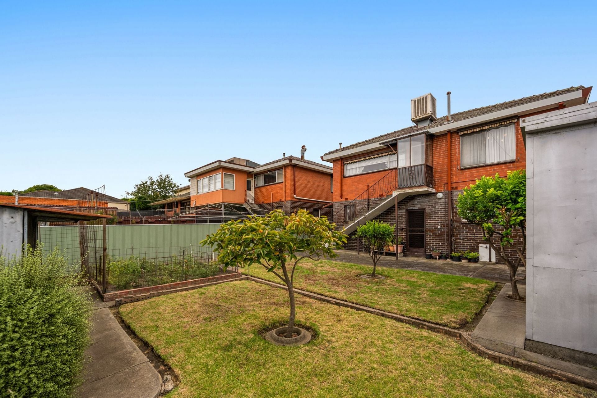 2 HOMES IN ONE ( 2 INCOMES $$$$ )
or SELF-CONTAINED IN-LAW ACCOMMODATION 
or A 5 BEDROOM HOME WITH ROOM FOR ALL