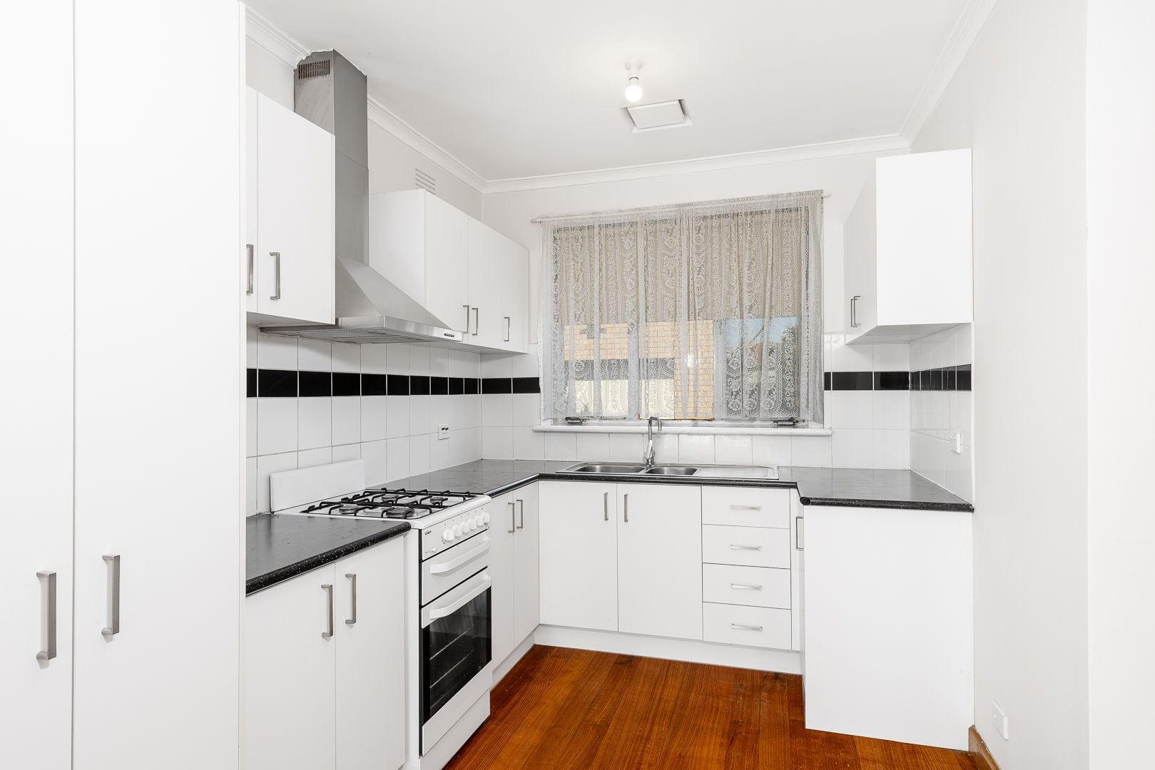 NESTLES CENTRALLY IN THOMASTOWN!