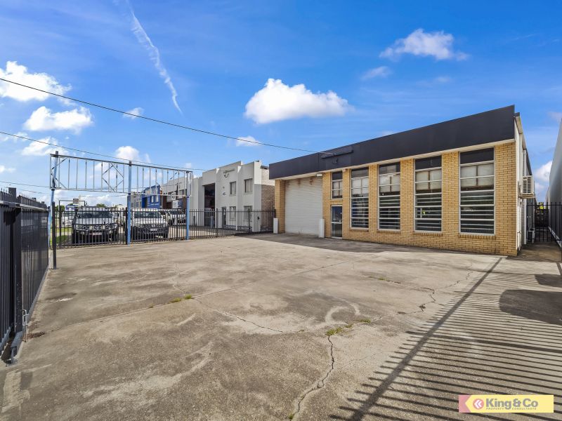 FREESTANDING MAIN ROAD WAREHOUSE!