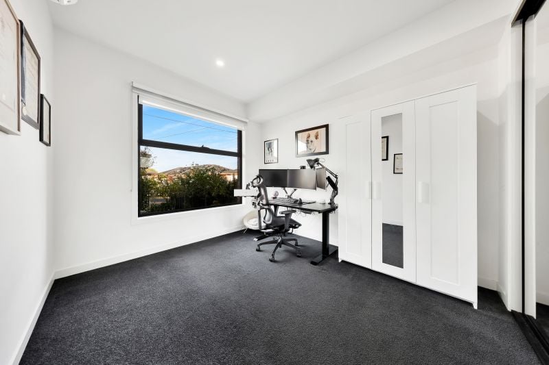 96 North Street, Hadfield