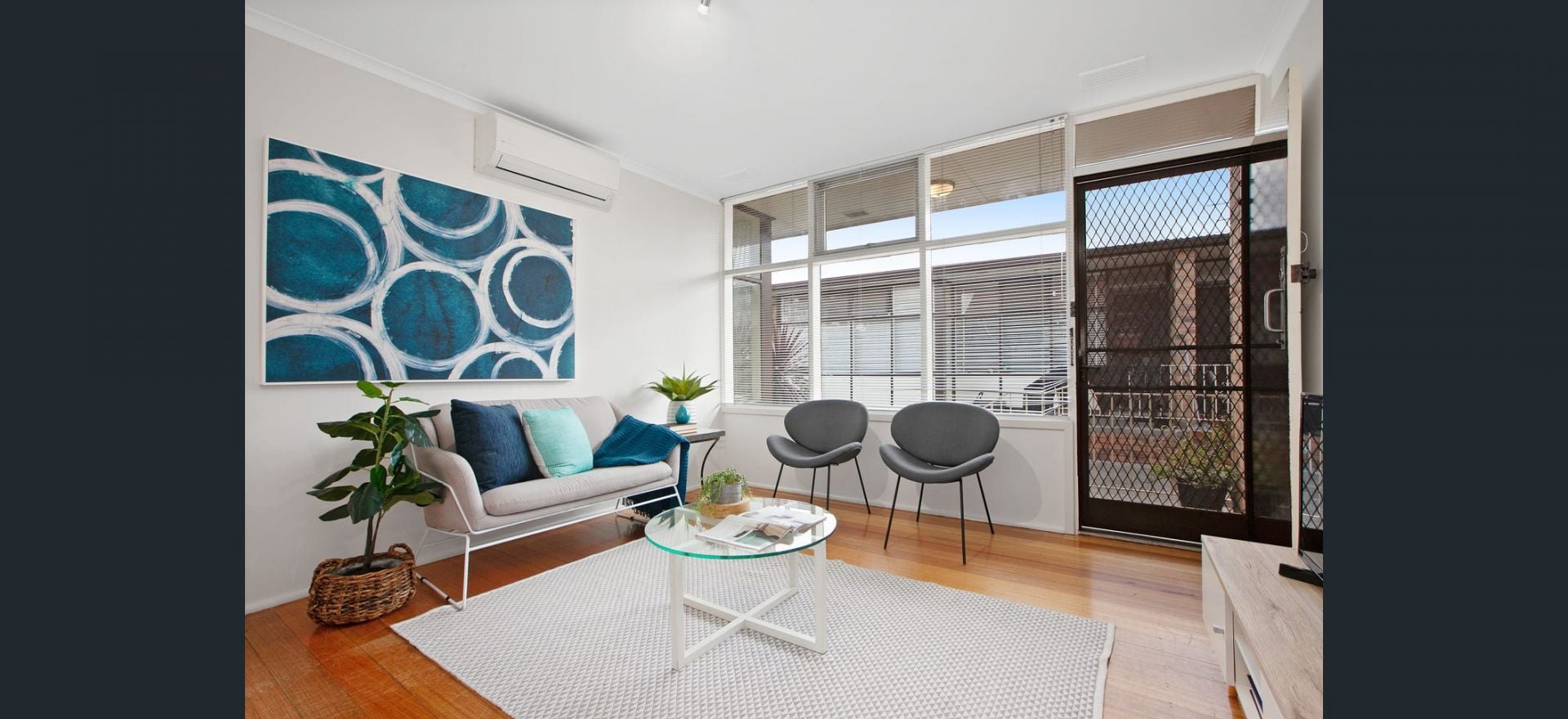 Effortless Living in the Heart of Reservoir