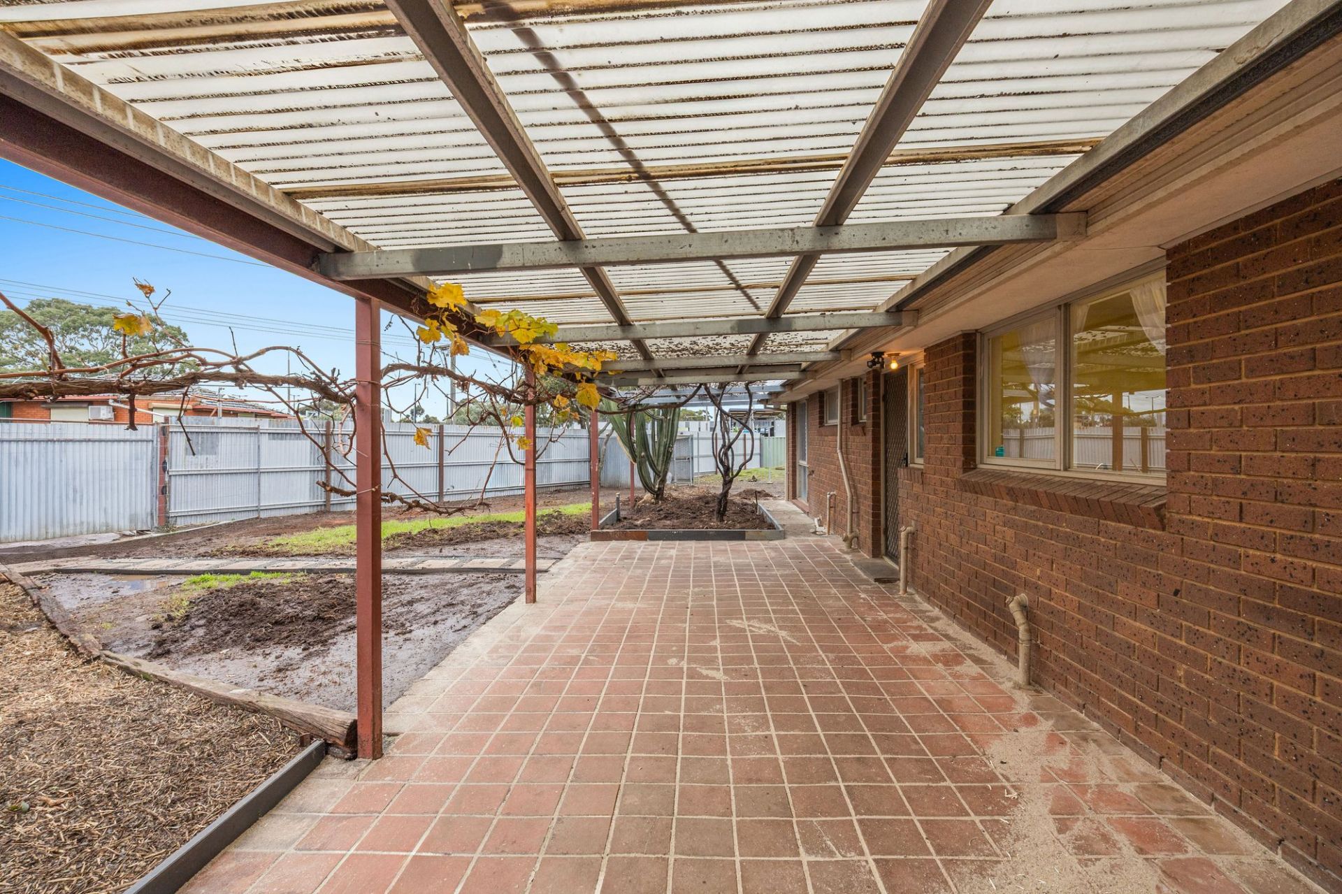PRIME OPPORTUNITY OPPOSITE CRAIGIEBURN TRAIN STATION - 991m2  (approx) OF ENDLESS POTENTIAL