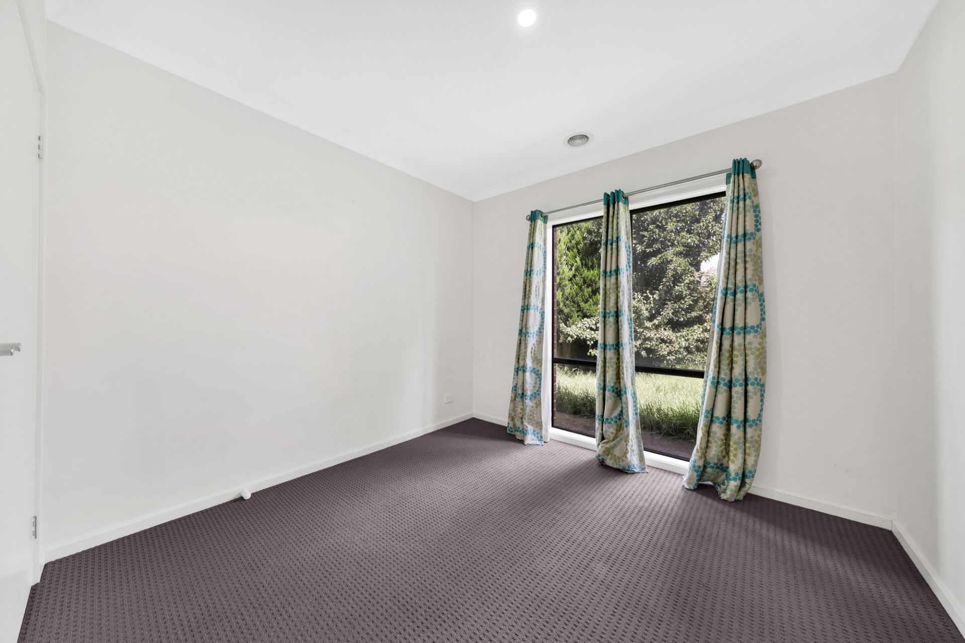 BEAUTIFULLY PRESENTED HOME!