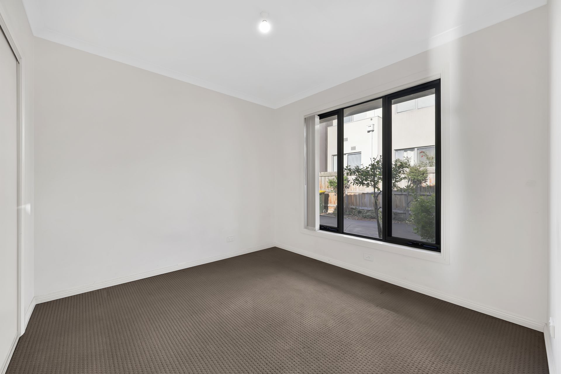 WALKING DISTANCE TO EPPING TRAIN STATION & PACIFIC EPPING!