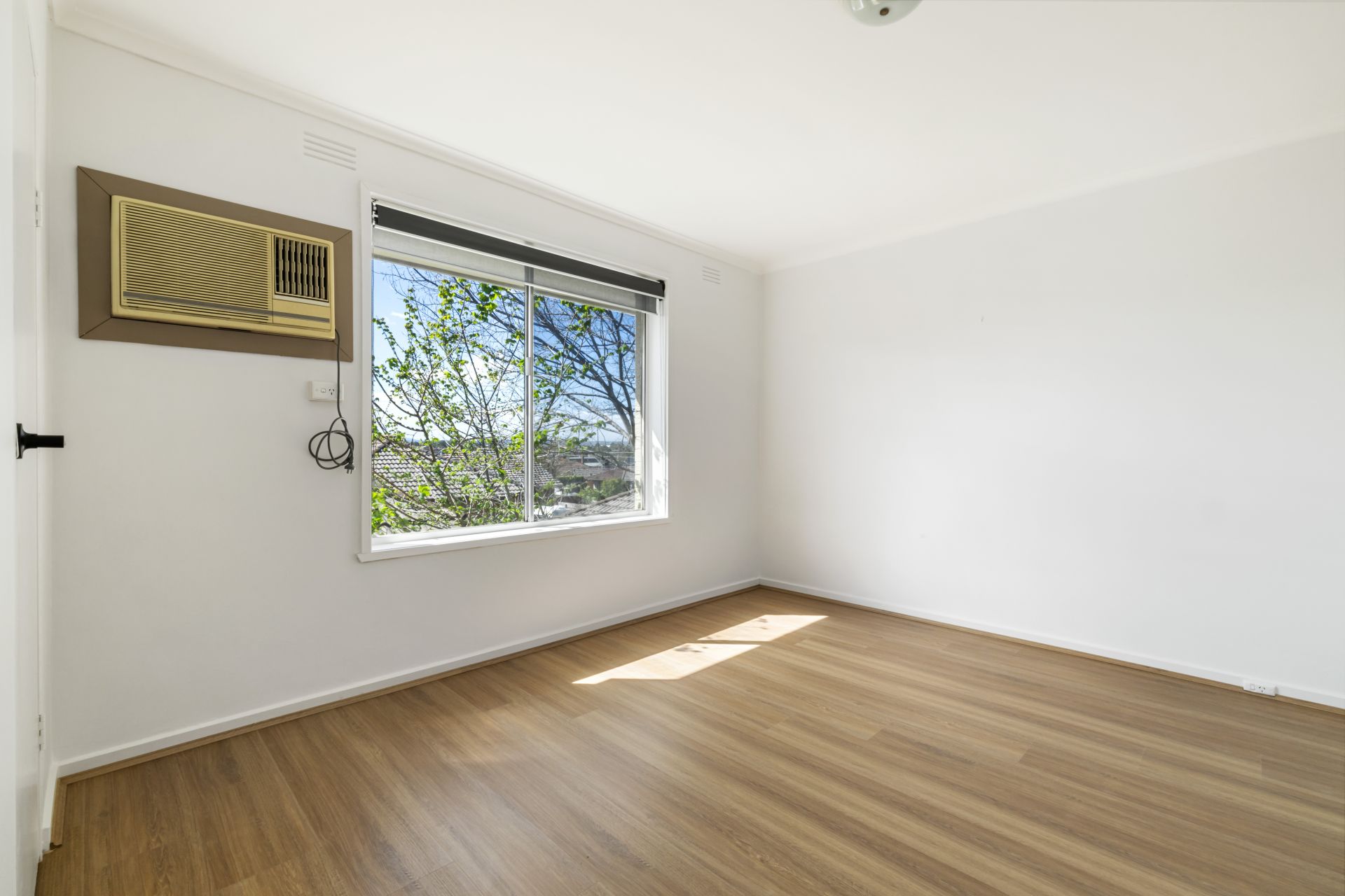 Affordable Spacious Apartment In Great Location !