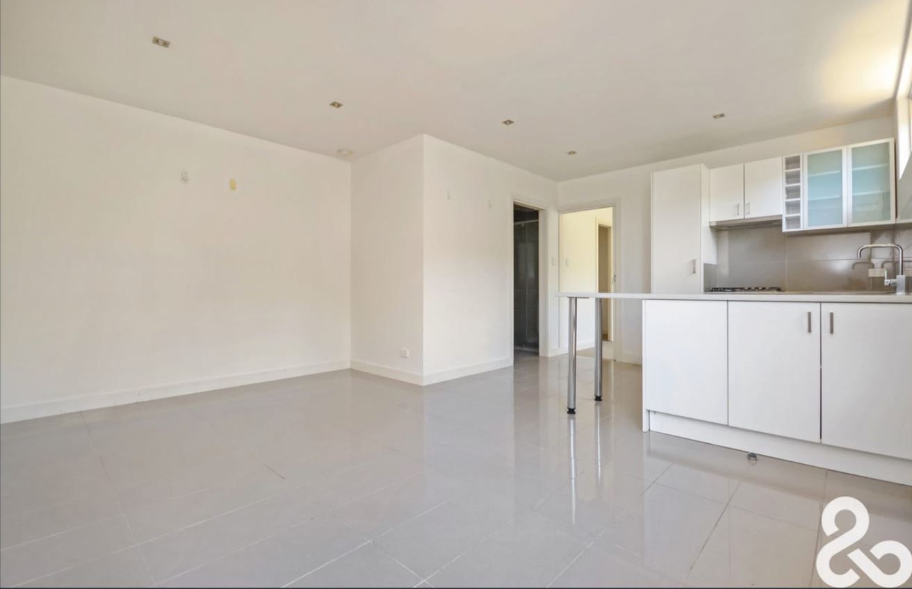 Stylish Renovated Unit in Prime Location – Walk to Northland - Water Usage Included!