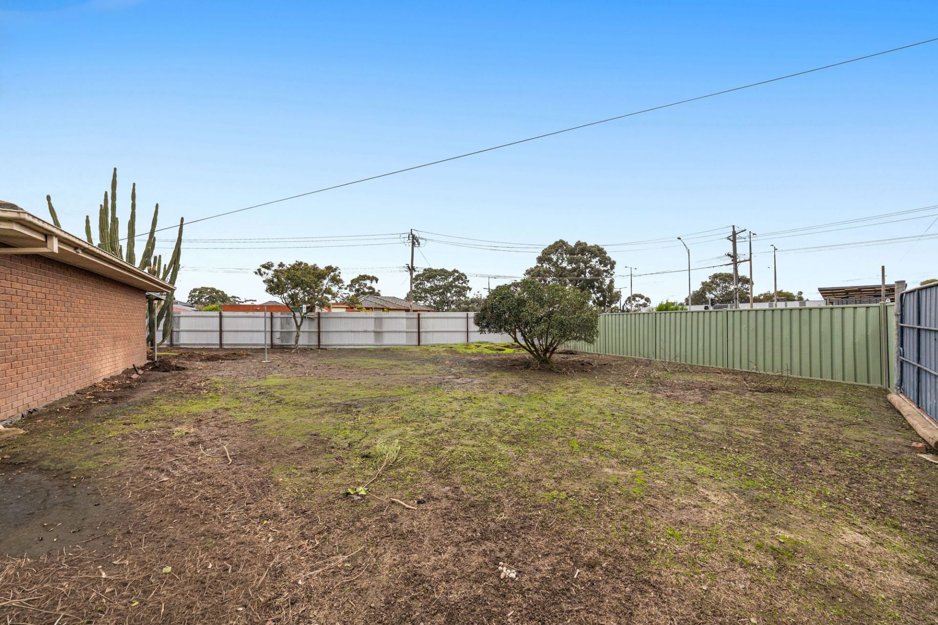 PRIME OPPORTUNITY OPPOSITE CRAIGIEBURN TRAIN STATION - 991m2  (approx) OF ENDLESS POTENTIAL
