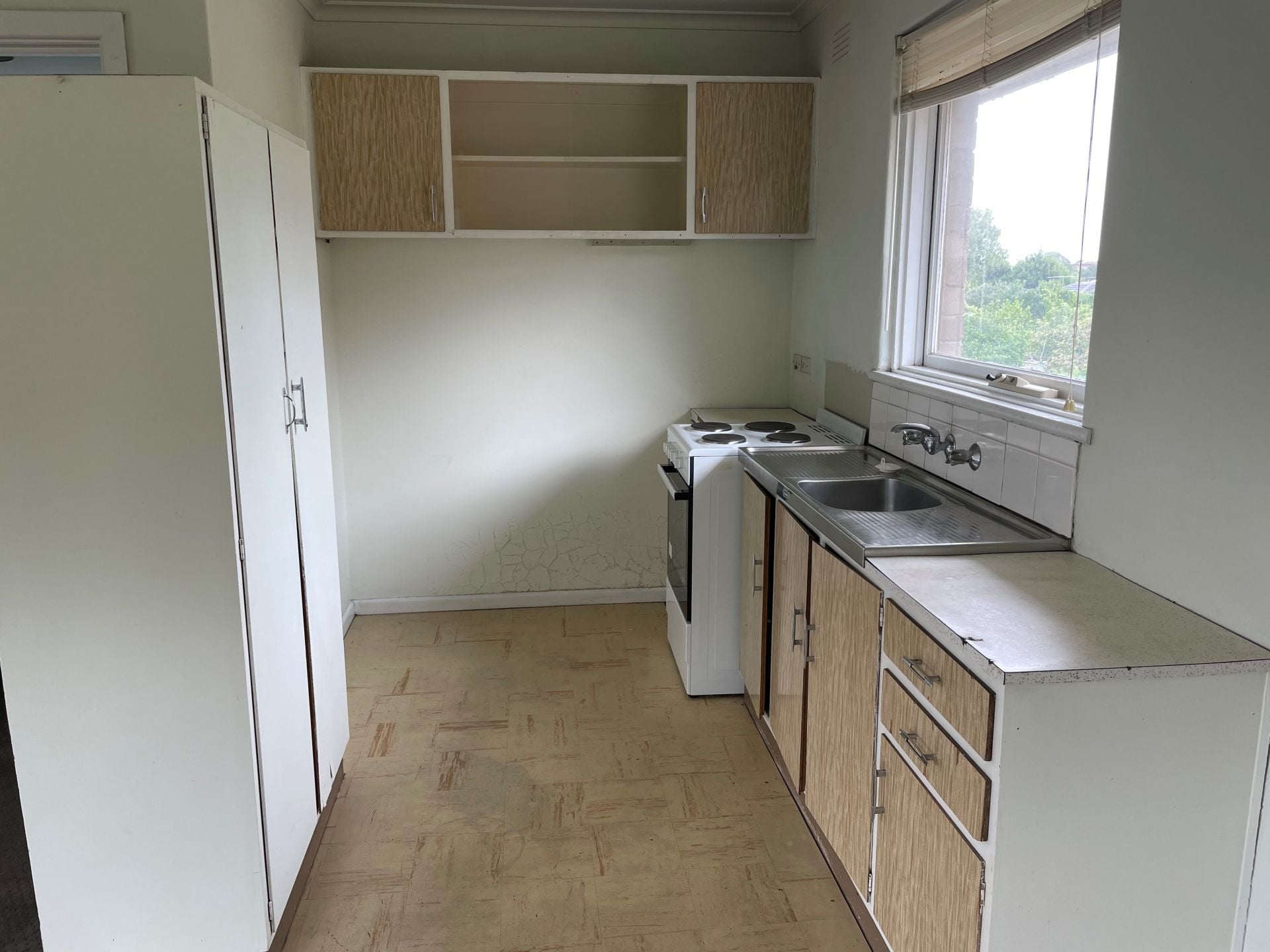 One Bedroom Top-Floor Apartment in Convenient Thornbury Location!