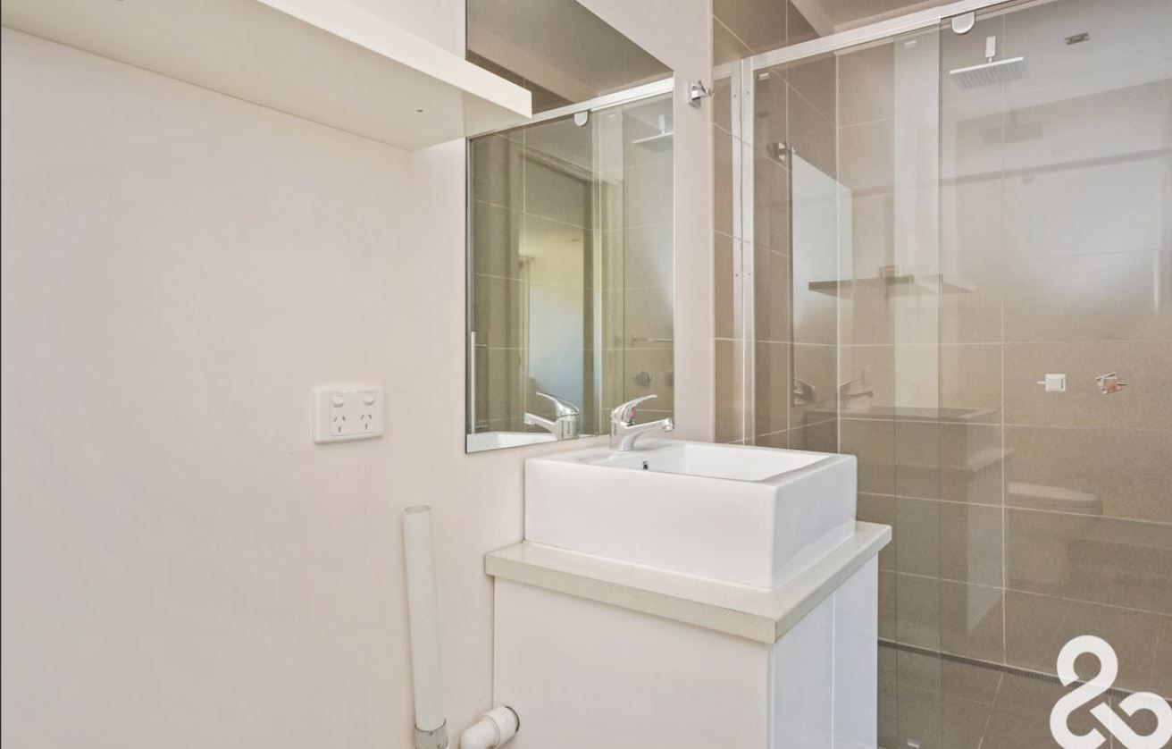 Stylish Renovated Unit in Prime Location – Walk to Northland - Water Usage Included!