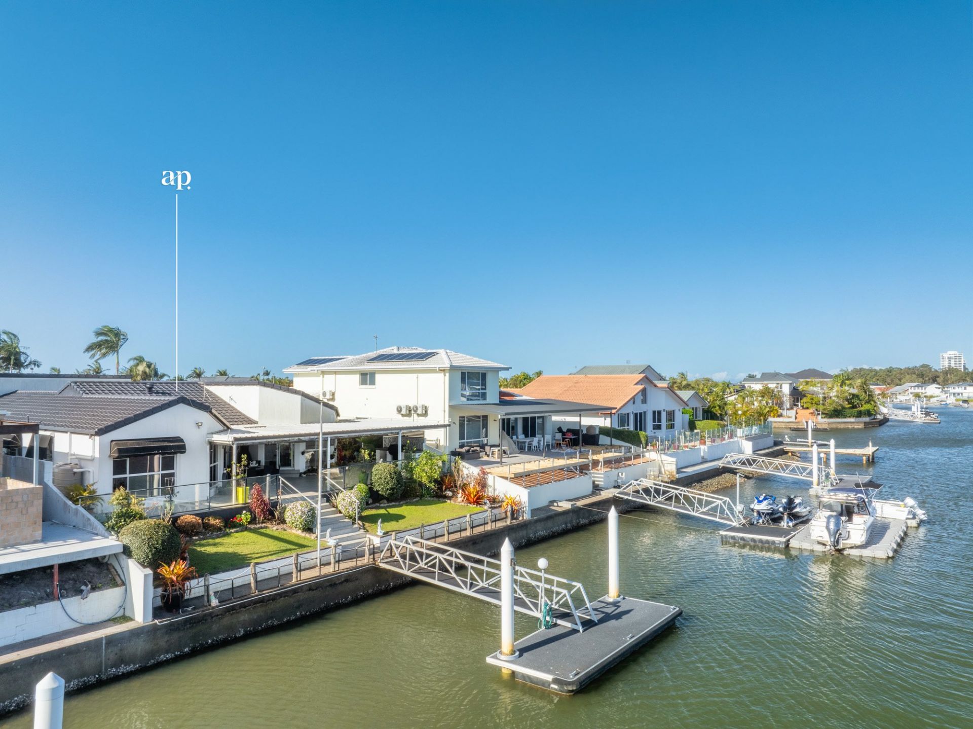 $ 2,000,000, Runaway Bay - Thumbnail 5