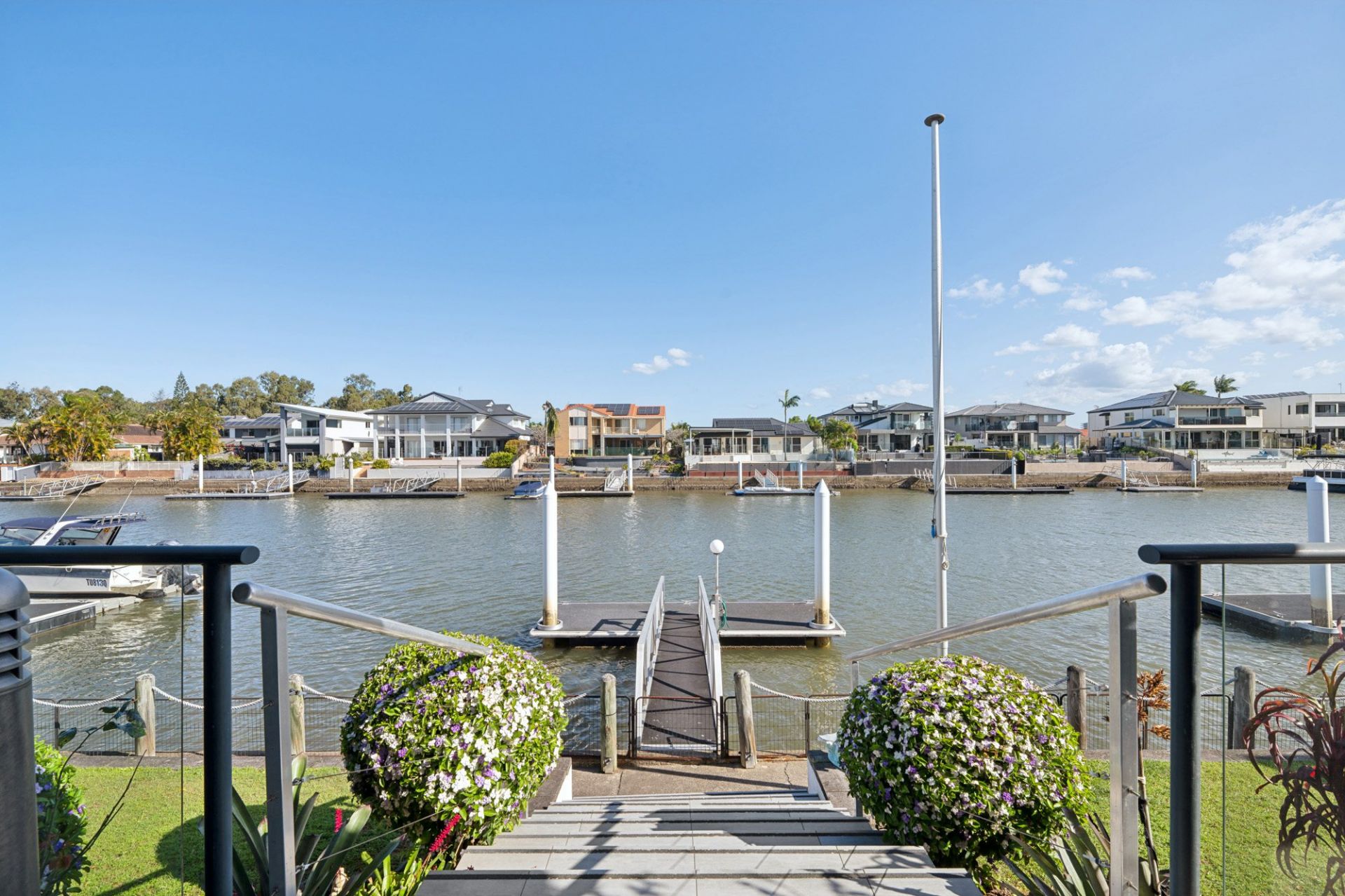 $ 2,000,000, Runaway Bay - Thumbnail 4