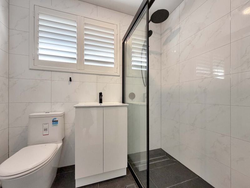 Renovated & Light-Filled Unit in an Ultra-Convenient Location