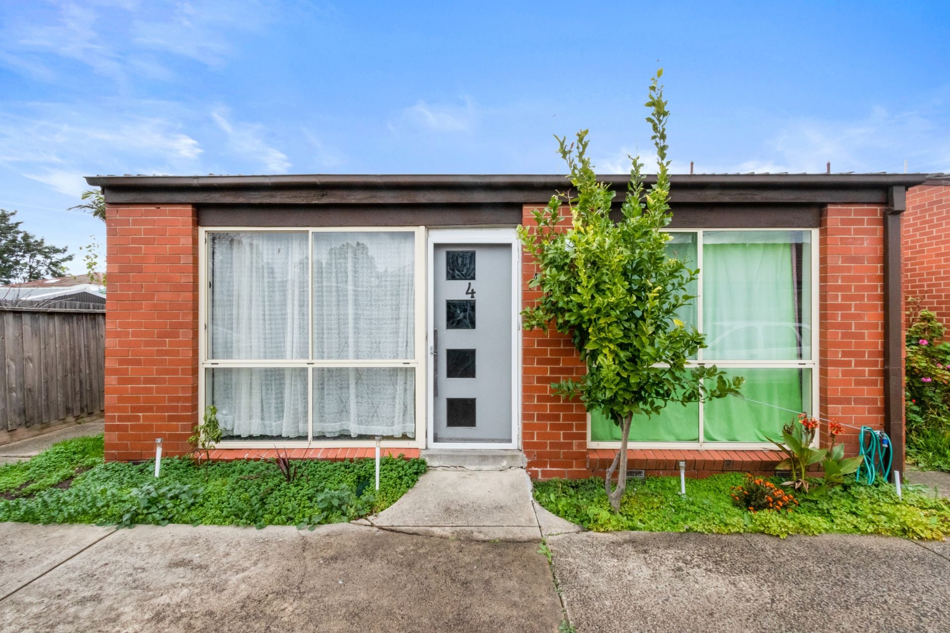 CONVENIENT UNIT LIVING
