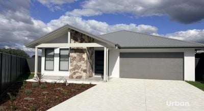 Lochinvar, 10 Cahill Close