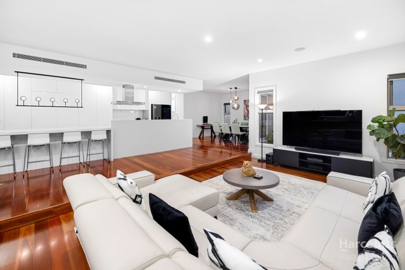 7 Waterview Walk, Caroline Springs