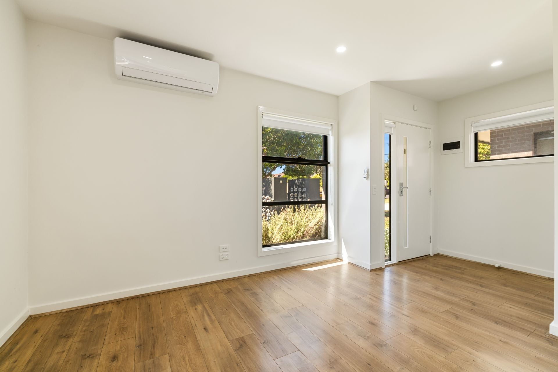 Stylish 2-Bedroom Townhouse in the Heart of Reservoir!